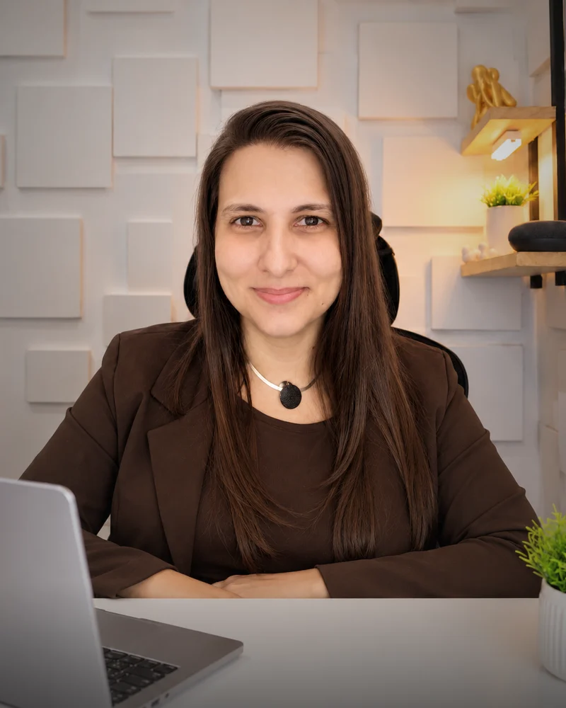 Fernanda Alves no escritório, de blazer castanho