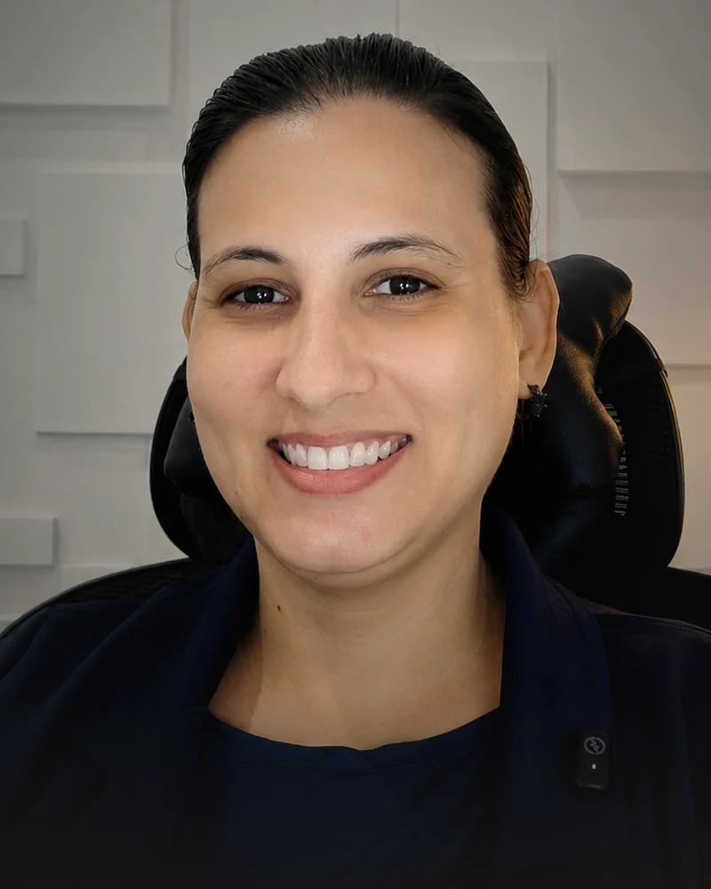 Fernanda Alves sorrindo no escritório